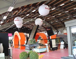 An advertising balloon set for Technitoit
