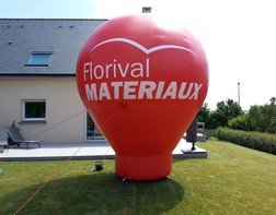 Giant hot air balloon used for a commercial operation Florival Matériaux